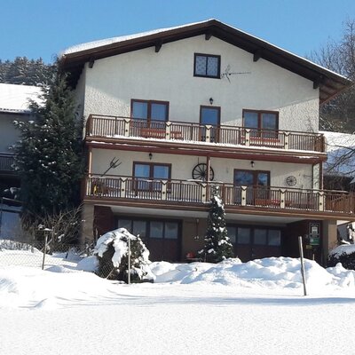 Bauernhof Waira tief verschneit in der Wintersonne