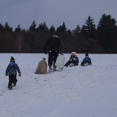 Winterspaß beim Sackl rutschen