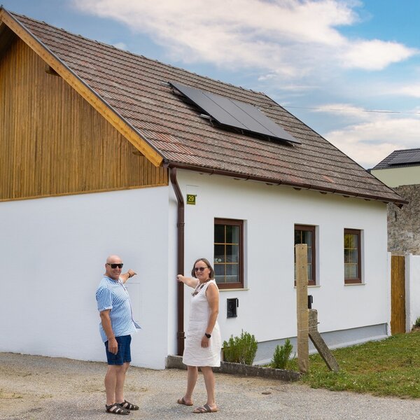Die Gastgeber zeigen stolz auf ihr Ferienhaus – herzlich, einladend und voller Gastfreundschaft. © Josef Schimmer