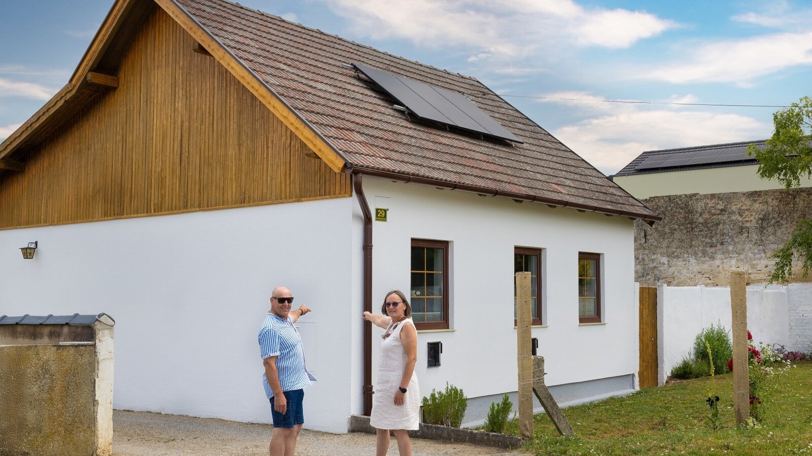 Die Gastgeber zeigen stolz auf ihr Ferienhaus – herzlich, einladend und voller Gastfreundschaft. © Josef Schimmer