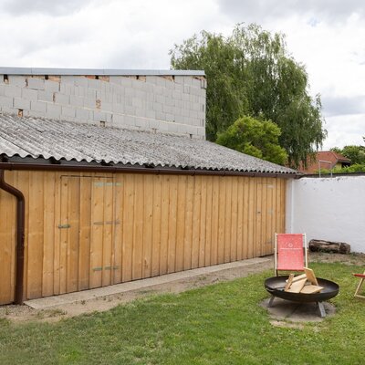 Garten mit versperrbarem Radabstellschuppen, Feuerschale und bequemen Liegestühlen © Josef Schimmer