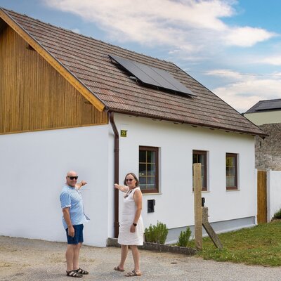 Die Gastgeber zeigen stolz auf ihr Ferienhaus – herzlich, einladend und voller Gastfreundschaft. © Josef Schimmer