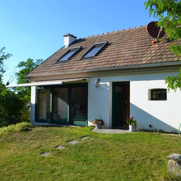 Das charmante mit einer sonnigen Rasenfläche und einem einladenden Eingangsbereich.
