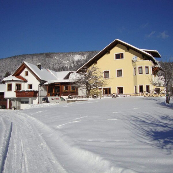 Ferienwohnung außen im Winter (am Foto mittig)