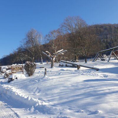 Forellenhof - Spielplatz im Schnee © Forellenhof Erber