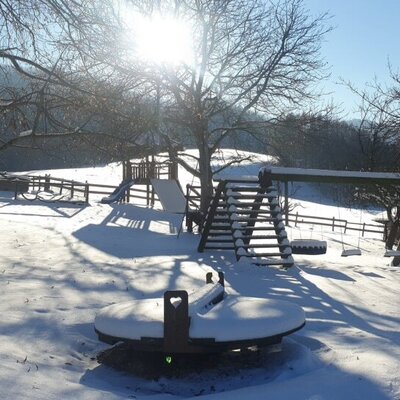 Forellenhof - Spielplatz im Winter © Forellenhof Erberer