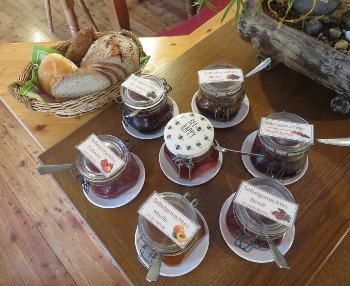Forellenhof - selbstgemachte Marmelade und Brot ©Forellenhof