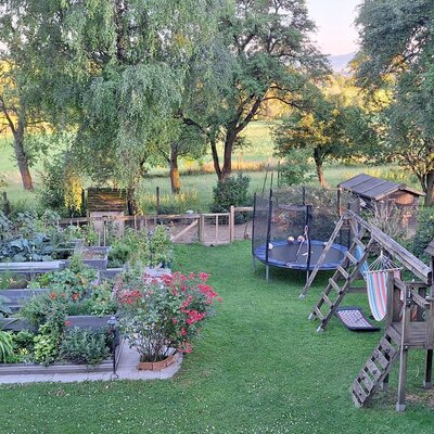 Unser großer Garten mit Spielplatz