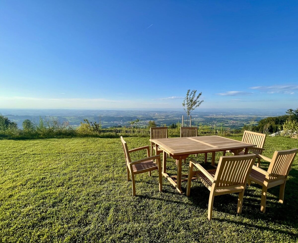 Sitzplatz mit Ausblick im Grünen © Gut Herzogberg