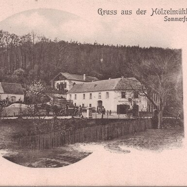 Historische Ansicht des Bauernhofs Hölzelmühle mit seinen Gebäuden und der umgebenden Natur.