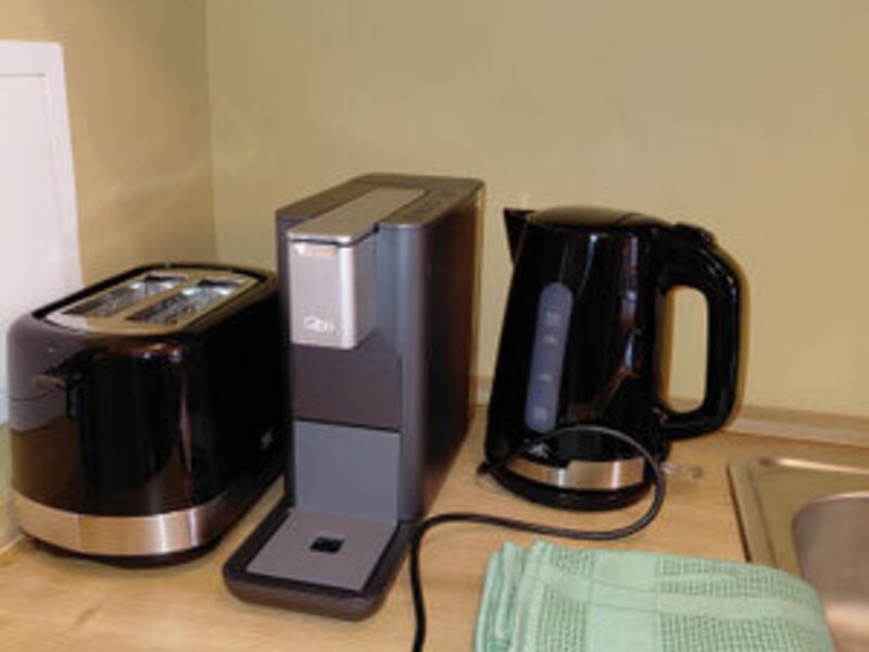 Praktisch ausgestattete Küchenecke des Winzerhofes mit einer Kaffeemaschine, einem Wasserkocher und einem Toaster.