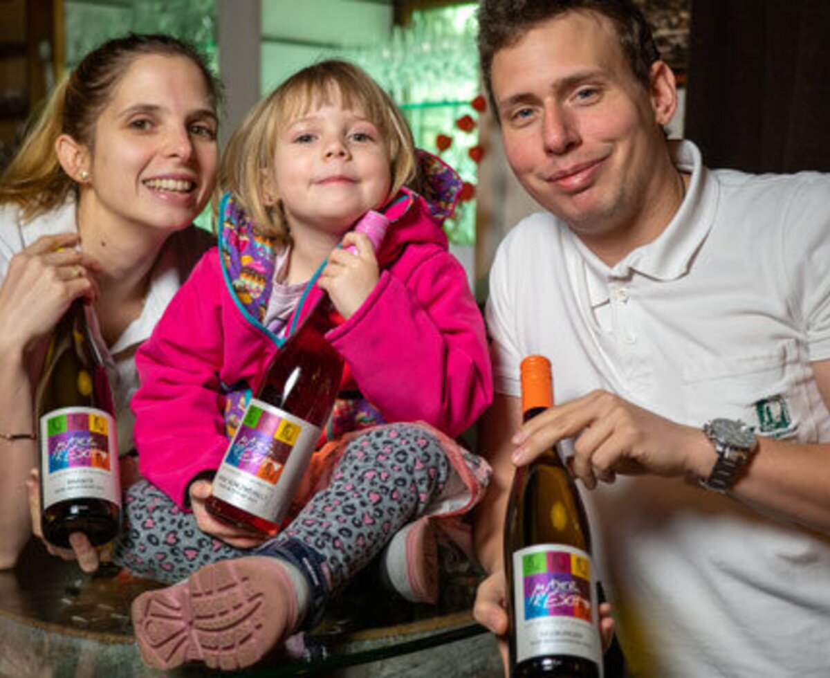 Die herzliche Gastgeberfamilie des Winzerhofes präsentiert stolz ihre erlesenen, hofeigenen Weine.