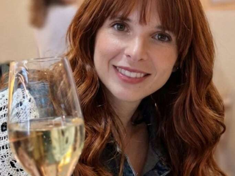 Ein herzliches Zuprosten mit einem Glas Wein in der einladenden Atmosphäre des Weinguts.