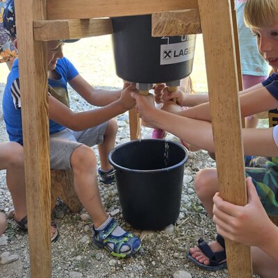 Eine Spiel-Melkstation für Kinder auf dem Bauernhof, die das Melken einer Kuh simuliert.