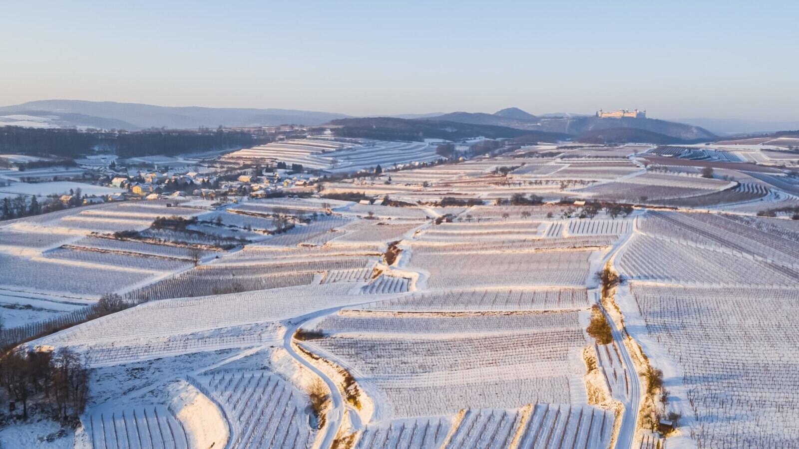 Die schneebedeckte Winterlandschaft mit Weinbergen um Tiefenfucha und Stift Göttweig.