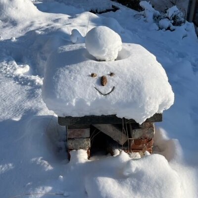 Ein lächelndes Schneegesicht am Kellerschlot