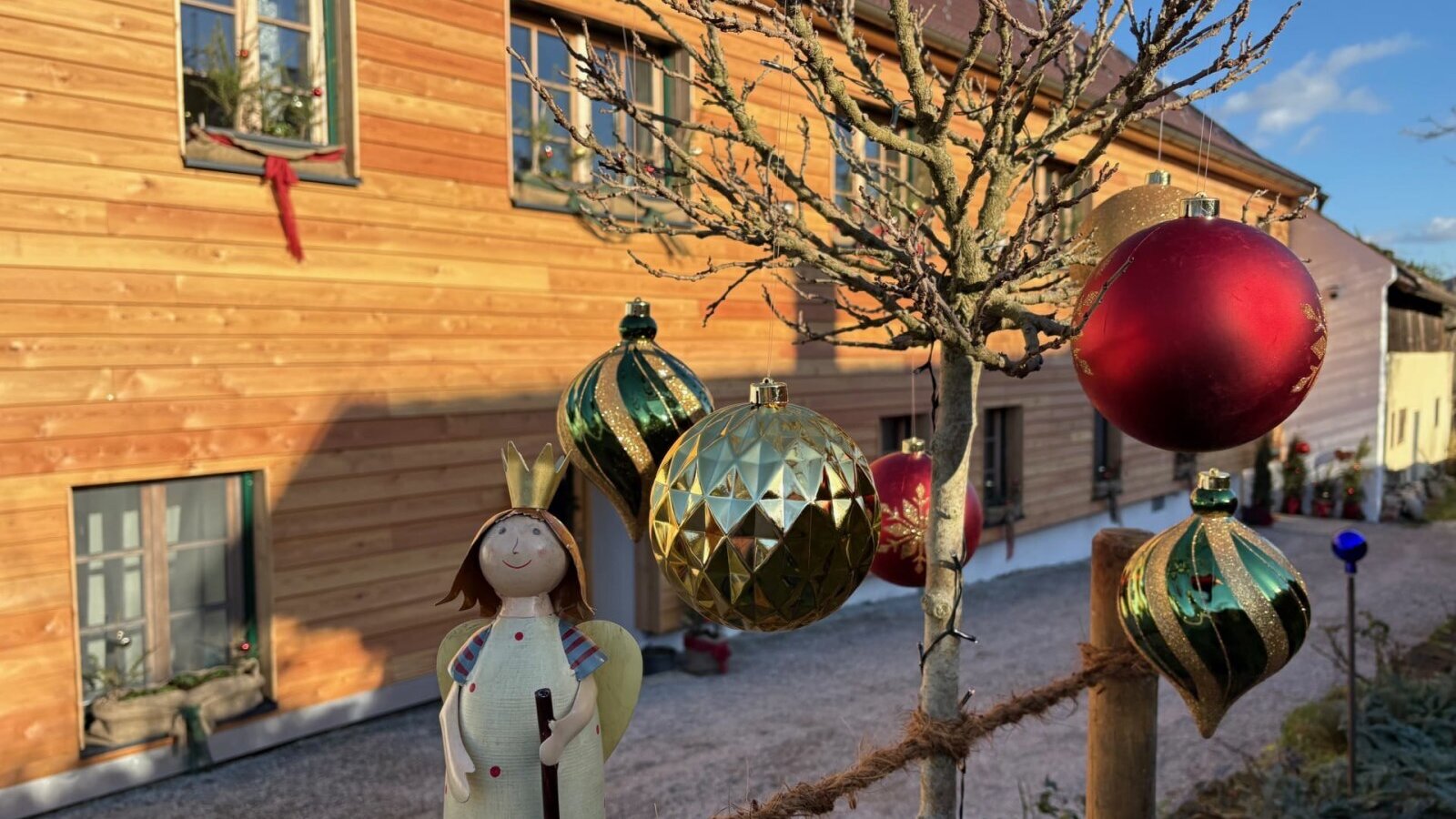 Weihnachtliche Dekoration vor Landhof