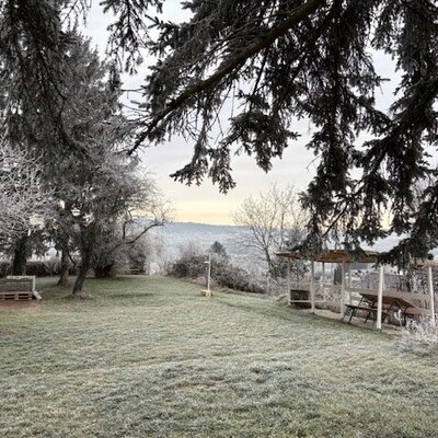 Der frostbedeckte Garten mit Blick auf die Landschaft.