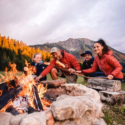 Lagerfeuerstelle auf dem Hof, wo Gäste Stockbrot am Feuer mit Bergblick zubereiten können.