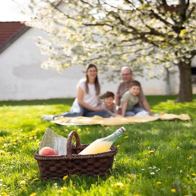 ReiWaSchHOF - Picknick im Garten © Petra Wagner