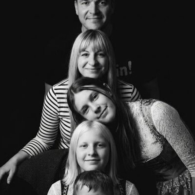 Familie König Michaela und Karl mit den Kindern Sophia, Mona und Samuel