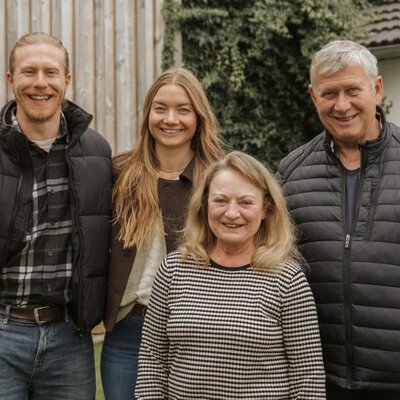 Die Gastgeberfamilie Tiny Häuser lächelt in die Kamera.