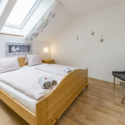 Zimmer 2 - Doppelbett mit Bad u. WC