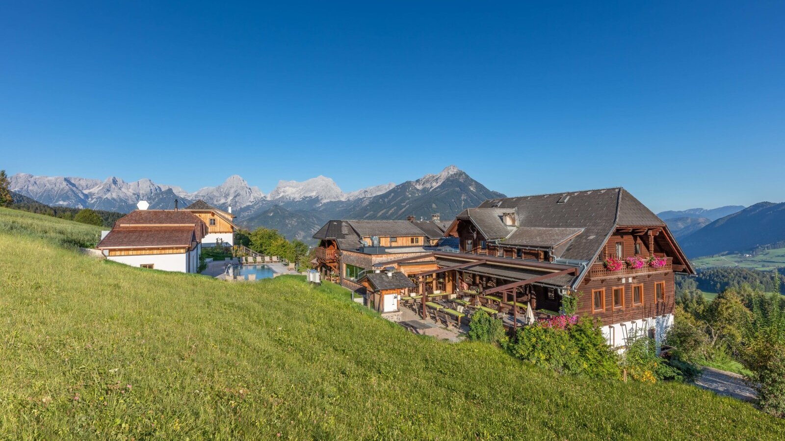 Almresort mit Pool