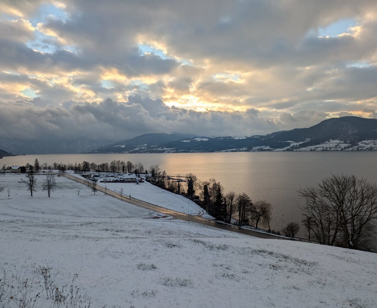 Blick auf den Attersee und die schneebedeckte Winterlandschaft