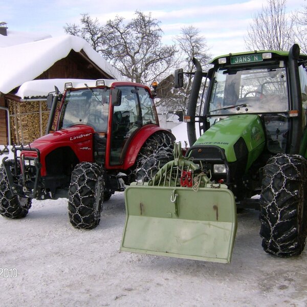 Traktoren bei der Winterarbeit