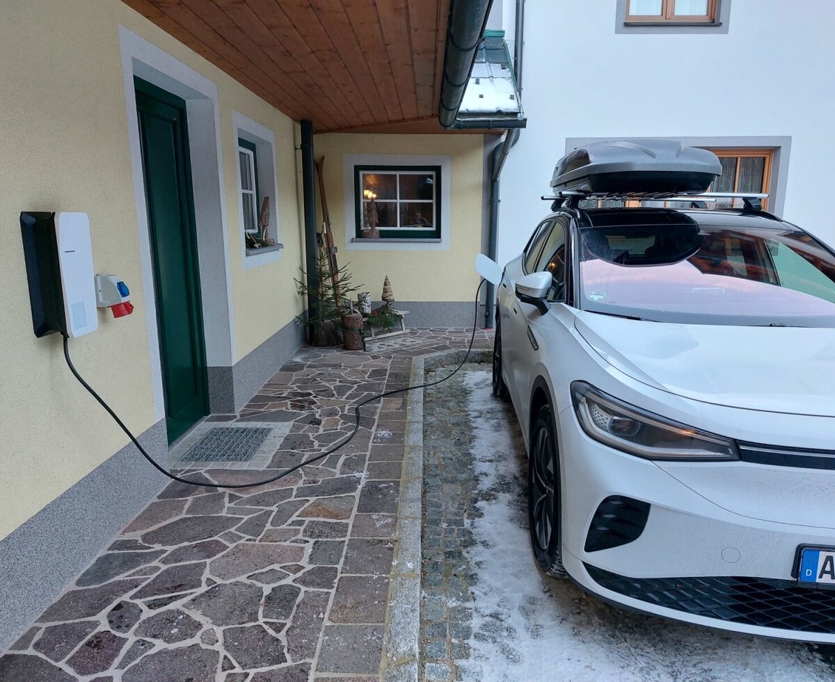 Ladestation für Elektroautos an der Außenwand des Bauernhofs zum Aufladen Ihres Fahrzeugs.