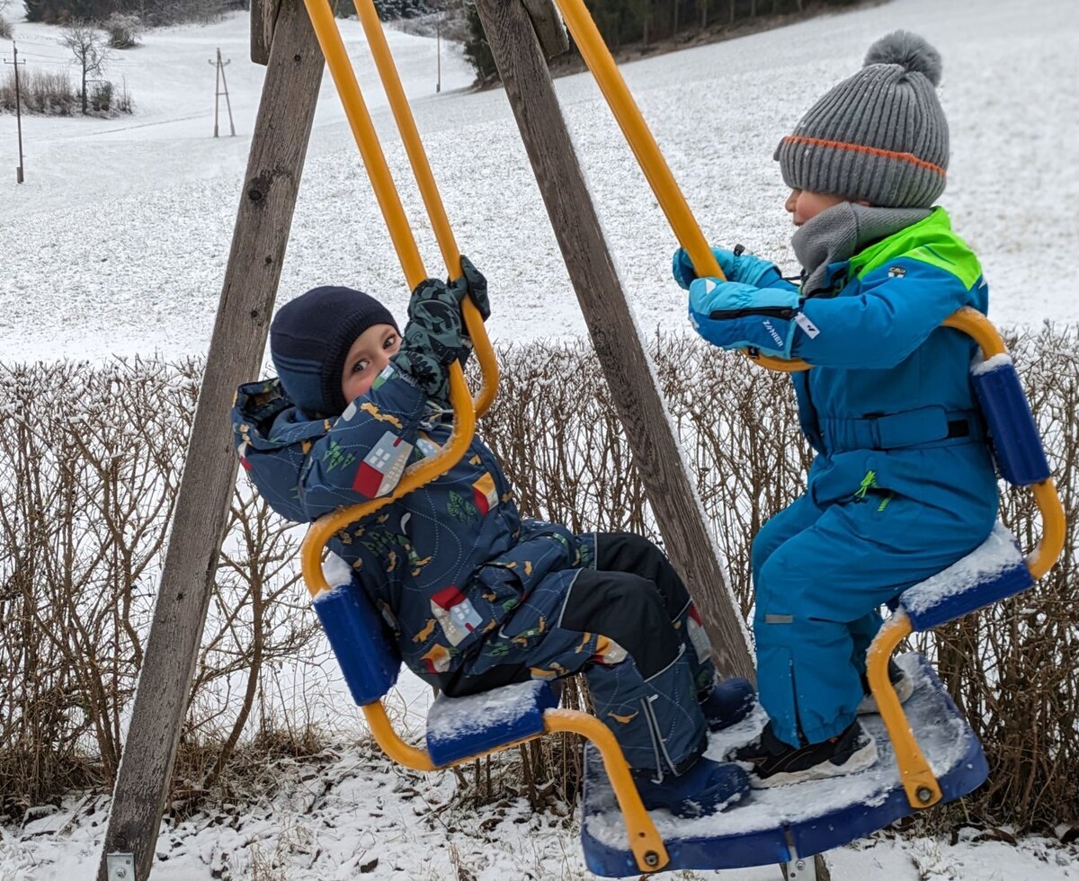 Die Kinderschaukel auf dem Bauernhof, auch im Winter für Gäste nutzbar.