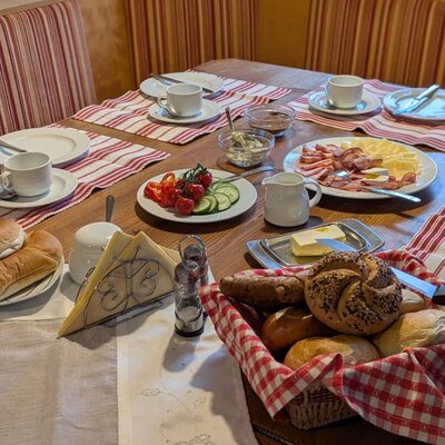 Der Frühstückstisch am Bauernhof .