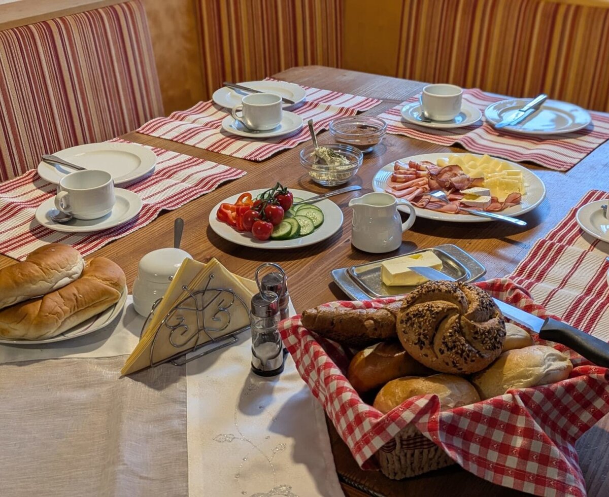 Der Frühstückstisch am Bauernhof .