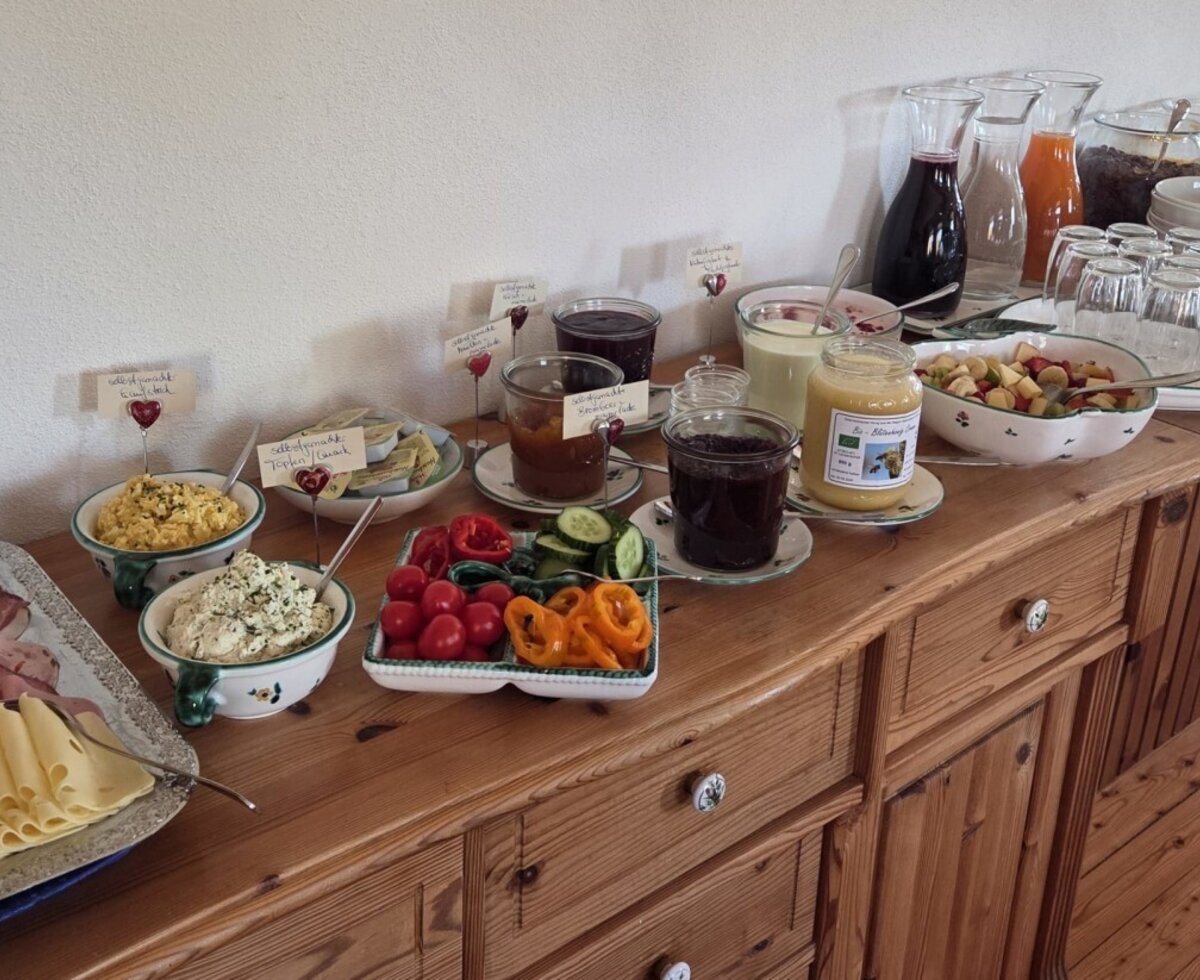 Unser reichhaltiges Bauernhof-Buffetfrühstück mit vielen selbstgemachten Produkten