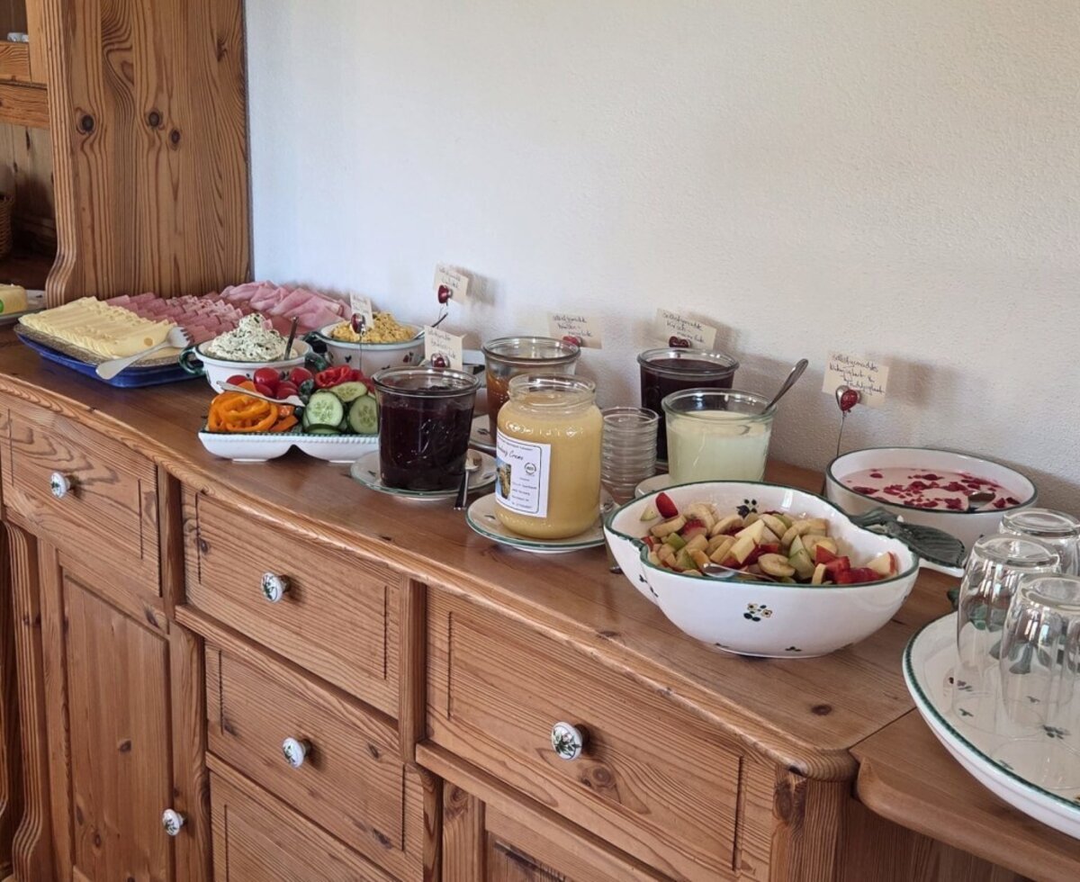 Unser reichhaltiges Bauernhof-Buffetfrühstück mit vielen selbstgemachten Produkten
