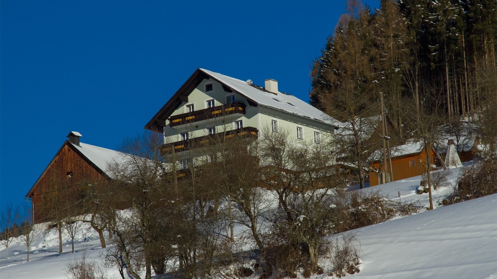 Winteransicht von der Strasse