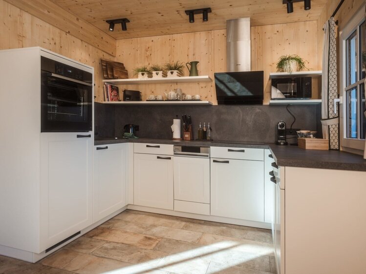 Die Küche im Hof ist mit Backofen, Geschirrspüler, Mikrowelle und Kaffeemaschine ausgestattet.