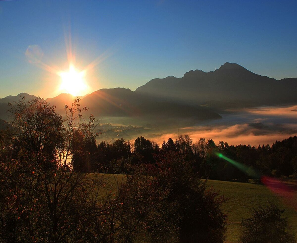 Sonnenaufgang am Bauernhof