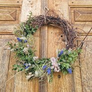 Ein liebevoll gestalteter Türkranz mit frischen Zweigen und Frühlingsblumen empfängt Sie am Eingang des Apartments.