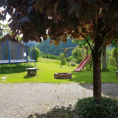 Der Garten des Bauernhofs bietet ein Trampolin, eine Rutsche, eine Schaukel, einen Sandkasten und eine Feuerstelle.