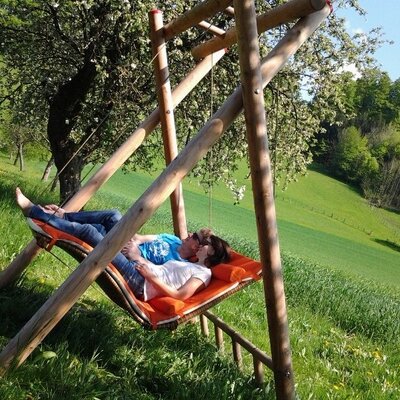 Schwebeliege im Obstgarten