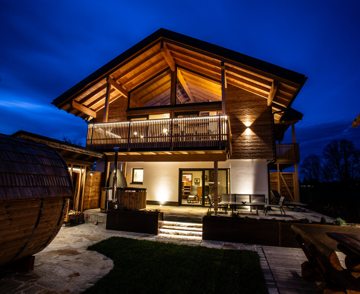 Fasssauna und Hot-Pot im Gartenbereich des Chalets