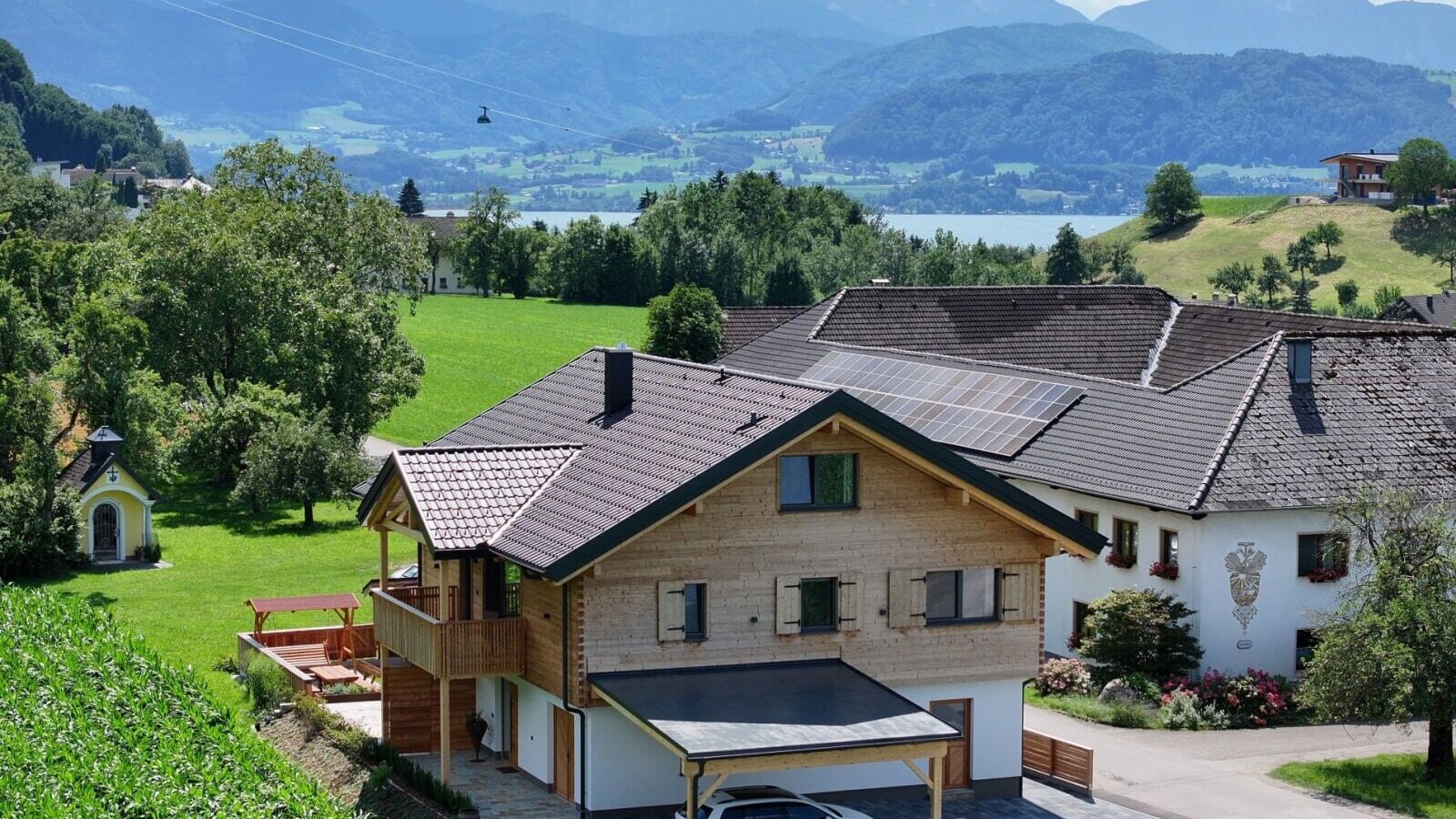 Der einladende Bauernhof mit dem neuen Traunsee-Chalet liegt ganz nah am See und bietet eine schöne Aussicht auf dasHöllengebirge.