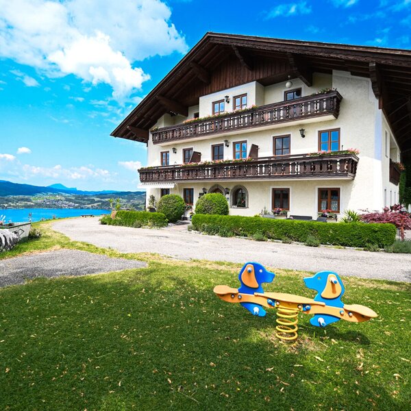 Der Bauernhof bietet Seeblick, eine Rasenfläche und eine Wippe für Kinder.