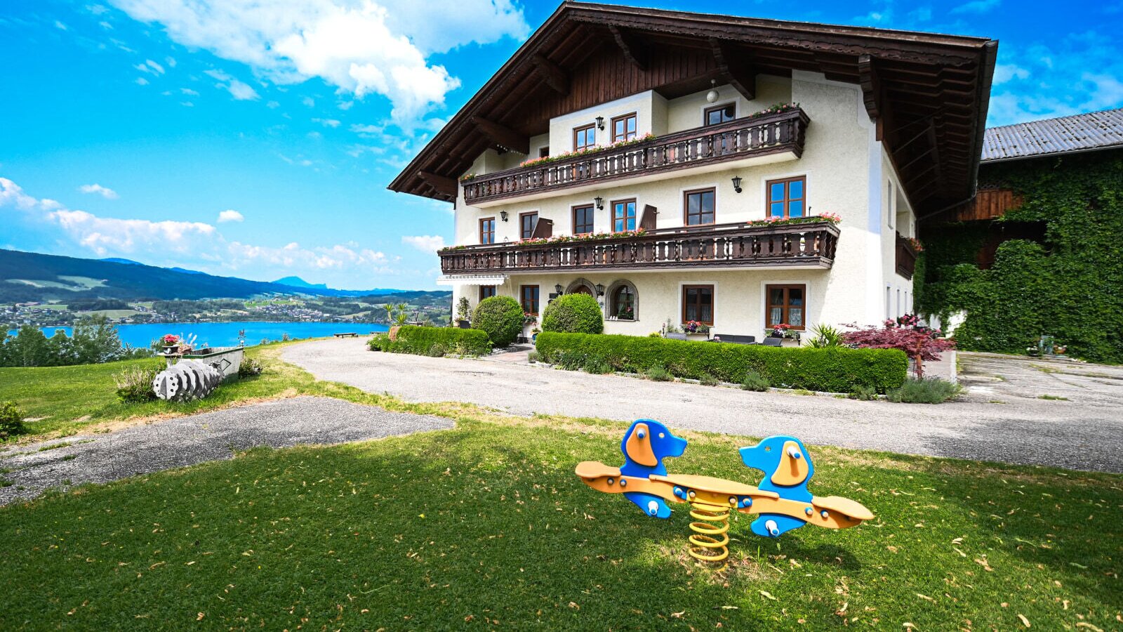 Der Bauernhof bietet Seeblick, eine Rasenfläche und eine Wippe für Kinder.