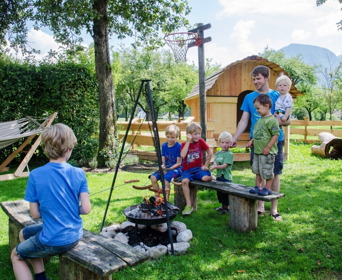 Der Garten des Bauernhofs bietet eine Feuerstelle zum Wurstbraten, eine Hängematte, einen Basketballkorb und ein Spielhaus für Kinder.