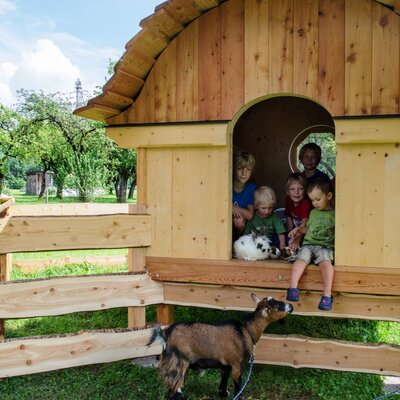 Uriges Spielhaus mit Schlafmöglichkeit