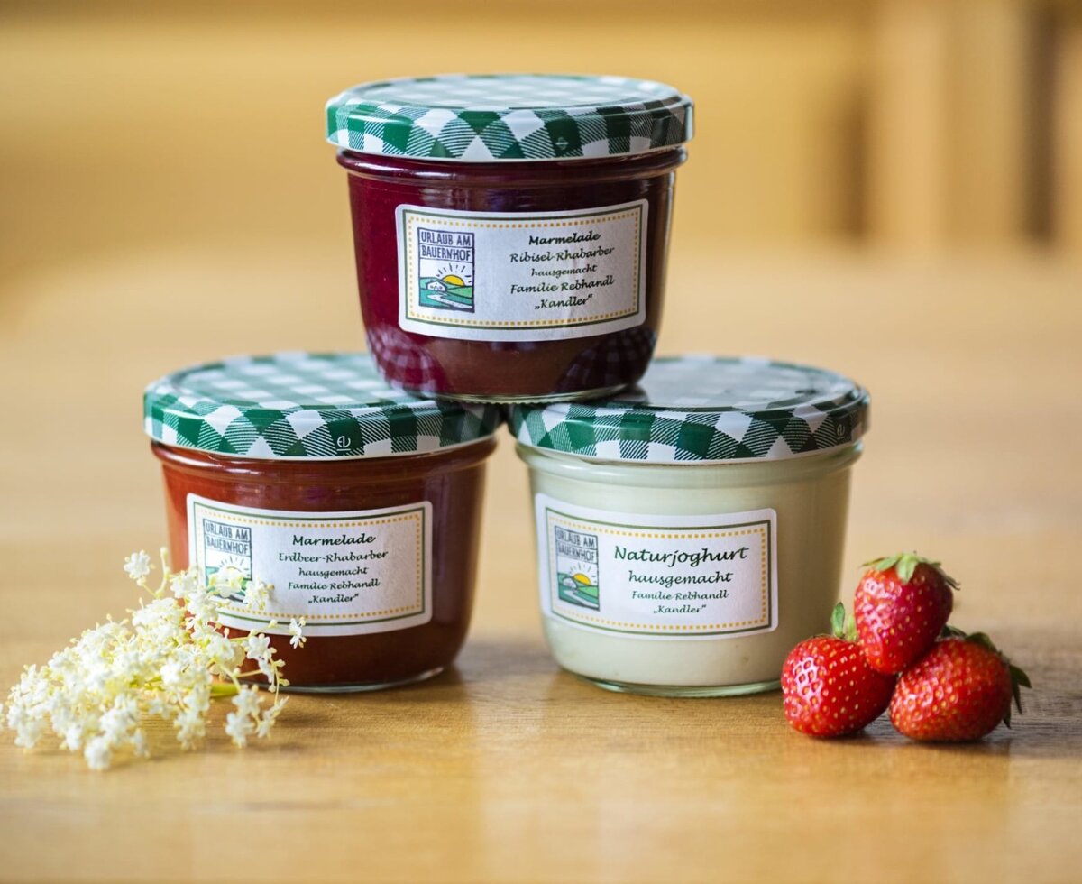 Hausgemachte Ribisel-Rhabarber- und Erdbeer-Rhabarber-Marmeladen sowie Naturjoghurt vom Bauernhof.