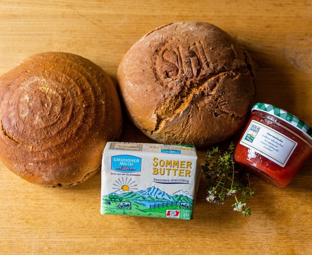Bauernbrot selbstgemacht, Butter und Marmelade, die auf dem Bauernhof erhältlich sind.